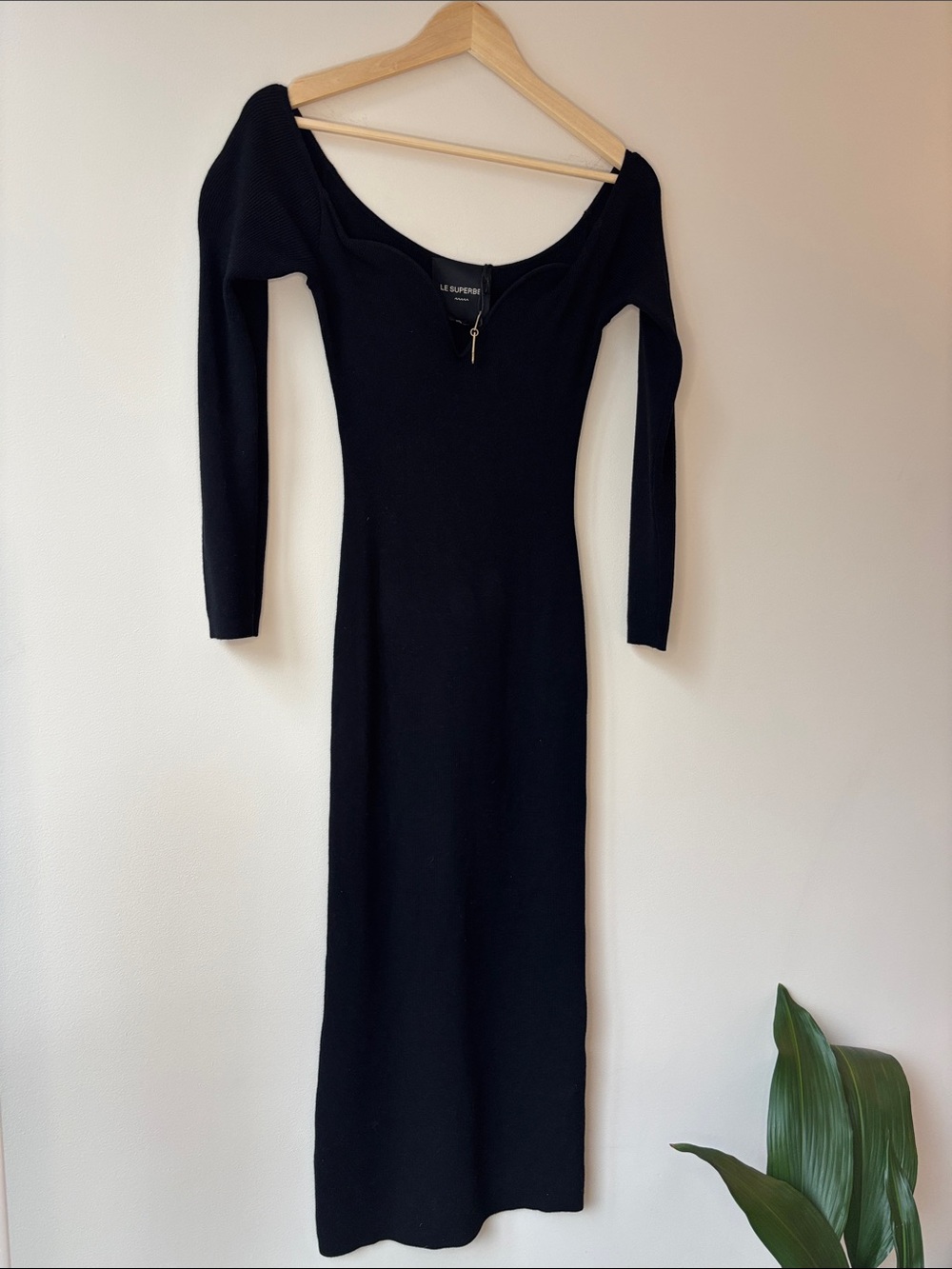 Slim-Fit Black Maxi Dress with Long Sleeves - Picture 2 of 4